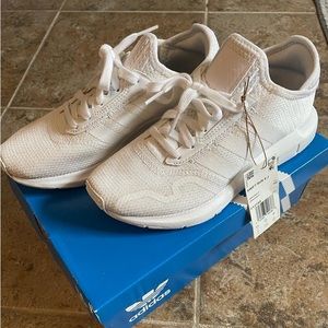 Adidas unisex size 4 kids
